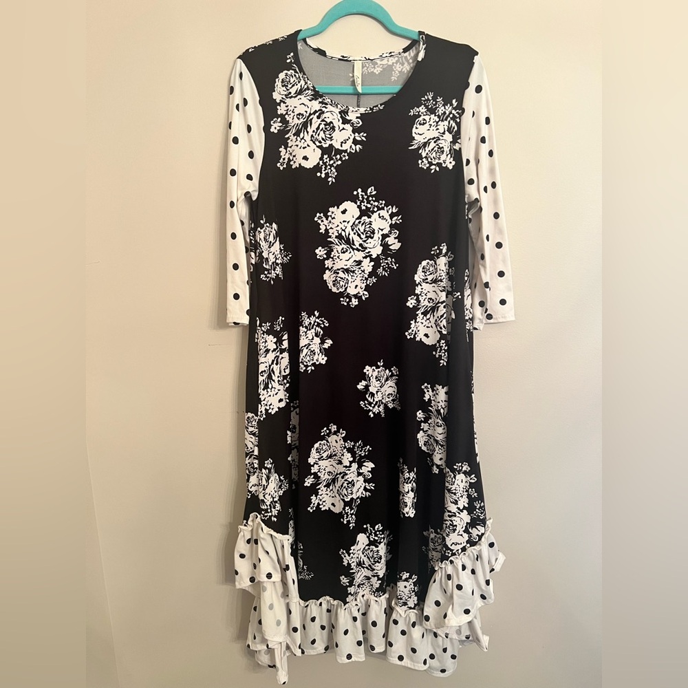 Celeste Black and White Raglan Dress with 3/4 Sleeves Large